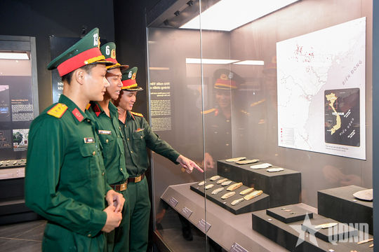 Các lực lượng tham gia diễu binh, diễu hành tham quan Bảo tàng Lịch sử Quân sự Việt Nam