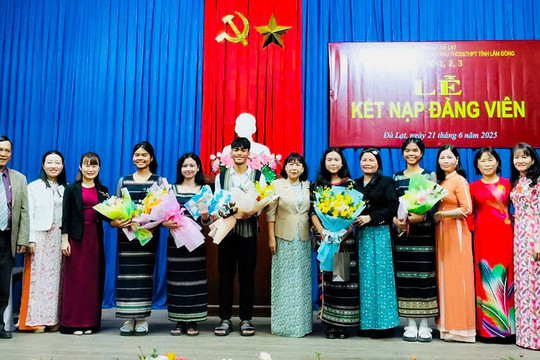 Trường Phổ thông Dân tộc nội trú THCS&THPT tỉnh Lâm Đồng kết nạp Đảng cho 5 học sinh tiêu biểu