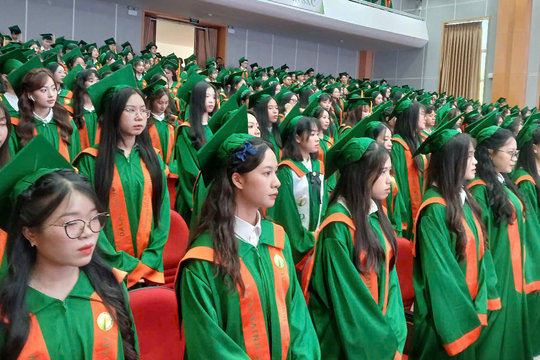 Trường Đại học Đà Lạt trao bằng tốt nghiệp hệ chính quy cho 1.210 cử nhân, kỹ sư khóa 45