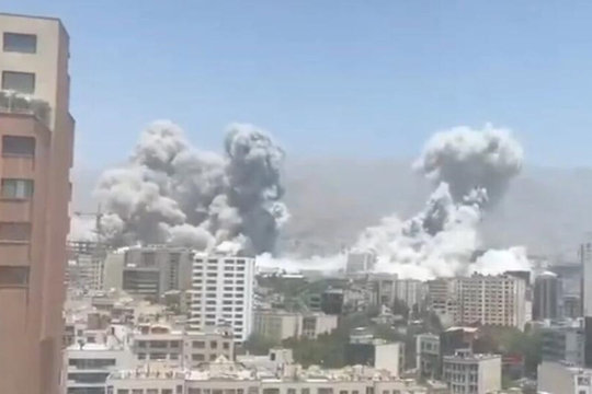Căng thẳng Israel-Iran: Israel tấn công trụ sở IRGC, Iran phản công
