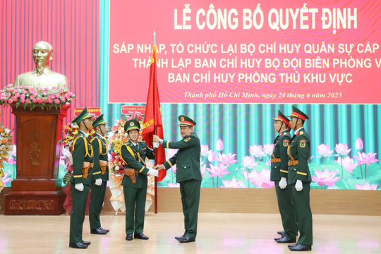 Công bố quyết định sáp nhập, tổ chức lại Bộ CHQS cấp tỉnh, thành lập Ban Chỉ huy Bộ đội Biên phòng và Ban Chỉ huy Phòng thủ khu vực trên địa bàn Quân khu 7