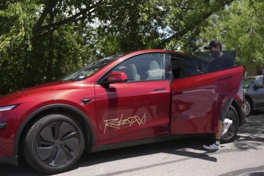 Robotaxi của Tesla chính thức lăn bánh