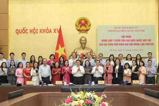 Đại biểu Quốc hội trẻ Trịnh Thị Tú Anh góp ý dự thảo Văn kiện Đại hội Đảng lần thứ XIV của Đảng