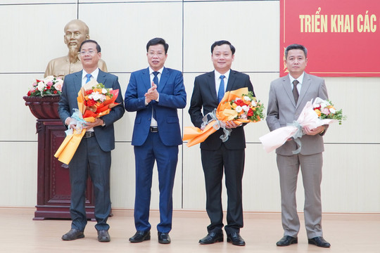Đồng chí Lưu Văn Trung dự Hội nghị thông báo về công tác cán bộ tại TP. Gia Nghĩa