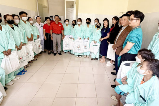 Chia sẻ yêu thương với người bệnh