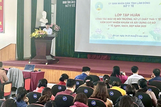 Tập huấn công tác bảo vệ môi trường, xây dựng cơ sở y tế xanh, sạch, đẹp
