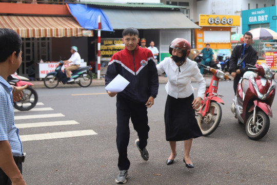 Bảo Lộc: Đến giờ vào phòng thi chưa thấy học sinh, giáo viên lo lắng chạy xe máy đến tận nhà hỗ trợ