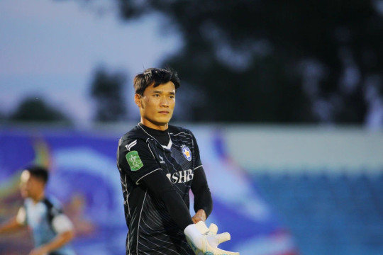 Thủ môn Bùi Tiến Dũng chặn đứng Công Phượng, SHB Đà Nẵng trụ hạng V-League