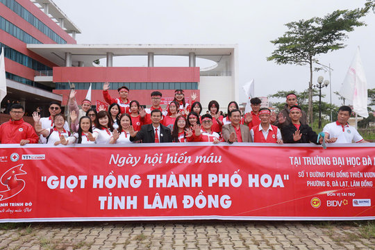 Diễu hành tuyên truyền về Hành trình đỏ - Ngày hội hiến máu “Giọt hồng thành phố Hoa” năm 2025