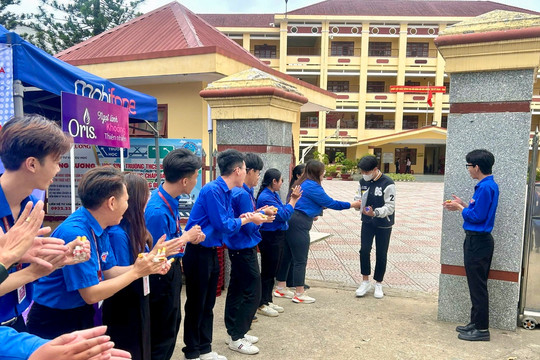 78 sinh viên các trường cao đẳng, đại học tham gia tiếp sức mùa thi