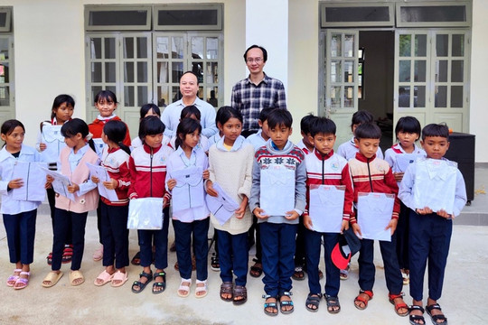 Trường Đại học Yersin Đà Lạt trao tặng Áo trắng yêu thương cho học sinh có hoàn cảnh khó khăn