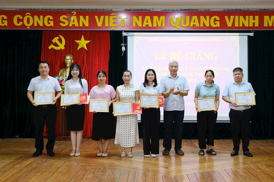 76 đảng viên mới được bồi dưỡng lý luận chính trị