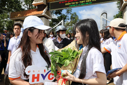 Hình ảnh ấn tượng trong Kỳ thi tốt nghiệp THPT năm 2025 tại Đắk Nông