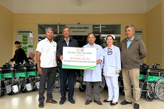 Hội Golf Lâm Đồng trao tặng 30 xe lăn hỗ trợ bệnh nhân khó khăn