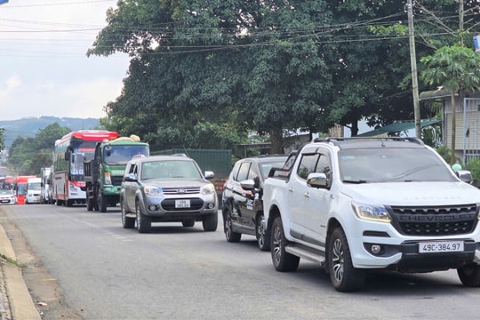 Đèo Bảo Lộc lại ách tắc kéo dài do sửa chữa đột xuất cống ngang trên Quốc lộ 20