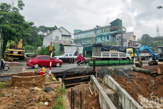 Tạm dừng thi công cống trên Quốc lộ 20 để chống ùn tắc giao thông