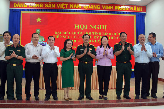 Đại tướng Nguyễn Tân Cương tiếp xúc cử tri tại tỉnh Bình Dương