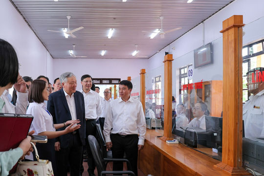 Phó Thủ tướng Nguyễn Hòa Bình kiểm tra thực tế tại xã Đức Trọng, chỉ đạo cán bộ gần dân, phục vụ tốt nhu cầu của nhân dân