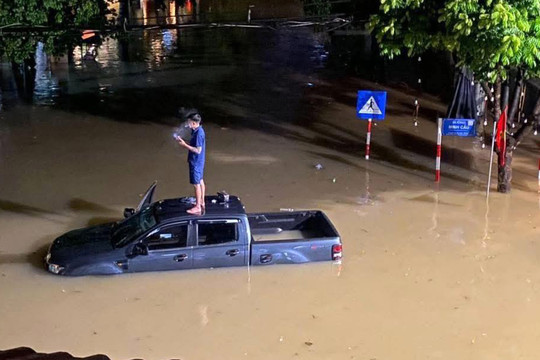 TP Thái Nguyên chìm trong biển nước, giao thông tê liệt