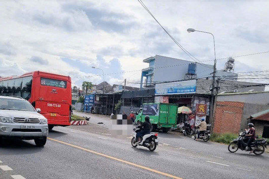 Xe máy tông vào đuôi xe tải đang đỗ ven đường, nam thanh niên tử vong tại chỗ