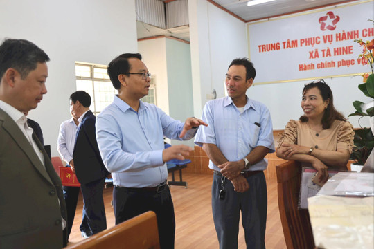 Phó Bí thư Tỉnh uỷ Lâm Đồng Đặng Hồng Sỹ kiểm tra tại xã Tà Hine trong ngày làm việc đầu tiên