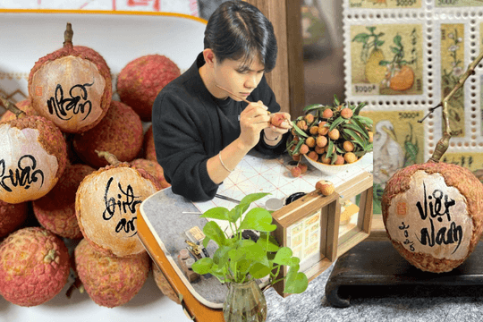 Viết thư pháp trên quả vải thiều, chàng trai gen Z Hà Nội gây sốt mạng