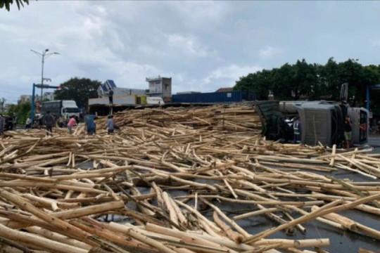 Lật xe chở gỗ keo ở Đắk Lắk, đè 1 người tử vong