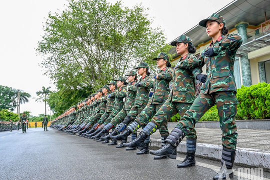 Những nữ quân nhân tham gia luyện tập diễu binh