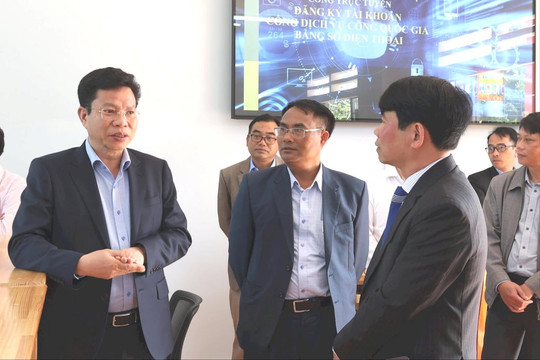 Phó Bí thư Tỉnh ủy Lâm Đồng Lưu Văn Trung kiểm tra công tác vận hành bộ máy chính quyền tại xã Lạc Dương