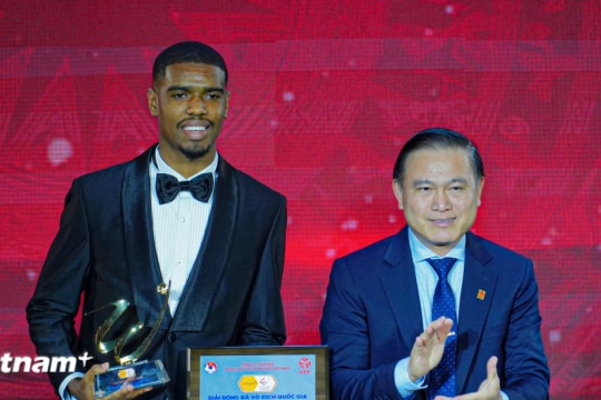 V-League Awards 2025: Chủ công Alan của Công an Hà Nội lập hattrick giải thưởng