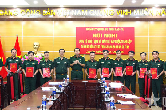 Đảng ủy Quân sự tỉnh Lào Cai trao quyết định thành lập các tổ chức cơ sở Đảng trực thuộc