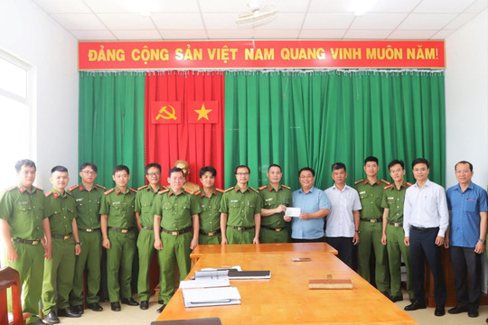 Phá nhanh vụ cướp dây chuyền vàng, Công an xã Bảo Lâm 2 được khen thưởng đột xuất
