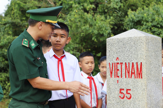 Bộ đội Biên phòng Lâm Đồng nâng bước học sinh đến trường