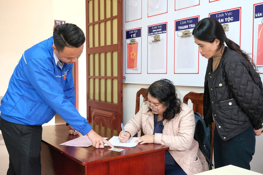 Tuổi trẻ Lâm Đồng tích cực hỗ trợ người dân làm quen với mô hình chính quyền 2 cấp