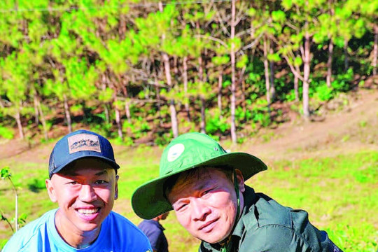 Chung tay "vá rừng" Tà Đùng