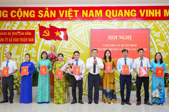 Đảng ủy xã Hàm Thuận Nam: Công bố các quyết định về tổ chức bộ máy và công tác cán bộ