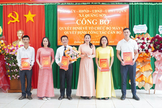 Xã Quảng Sơn công bố các quyết định về công tác tổ chức - cán bộ