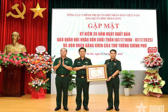 Báo Quân đội nhân dân Cuối tuần đón nhận Bằng khen của Thủ tướng Chính phủ