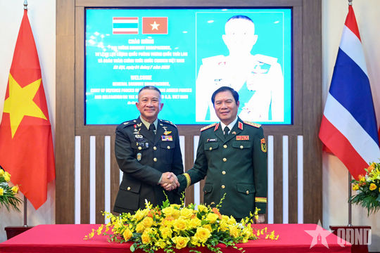 Đại tướng Nguyễn Tân Cương hội đàm với Tư lệnh Lực lượng Quốc phòng Thái Lan