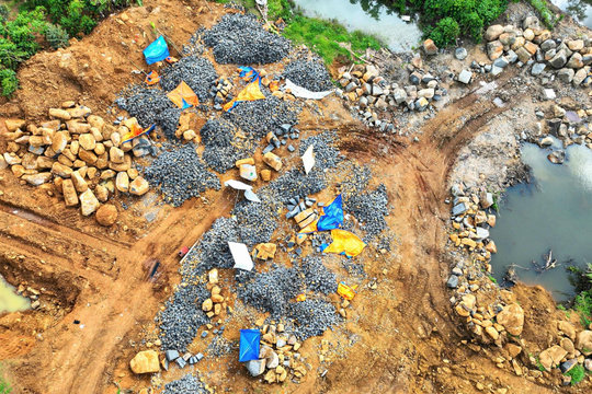 Hầm khai thác đá trái phép quy mô lớn hoạt động trong rẫy cà phê