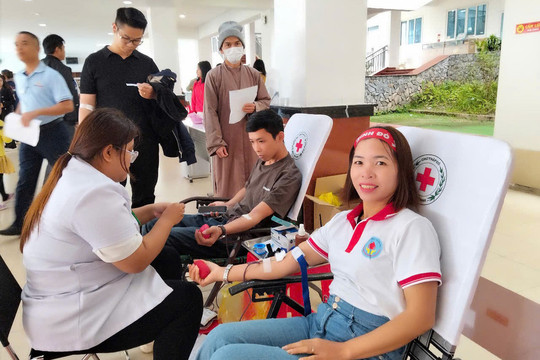 Nữ trưởng thôn tròn gánh 2 vai