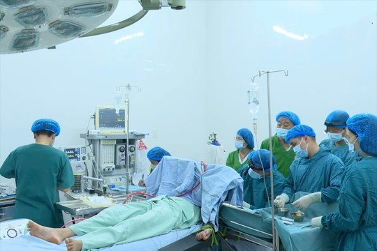 Trung tâm Y tế khu vực Lâm Hà lần đầu tiên mổ cắt thành công Amidan bằng phương pháp Coblator