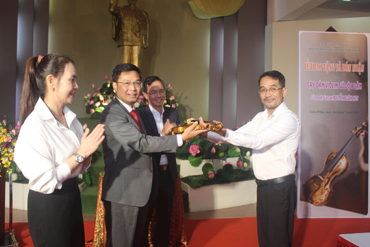 Lâm Đồng đón nhận đàn violin độc bản bằng sứ của nghệ sĩ Nguyễn Xuân Huy