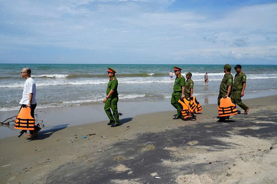 Giữ vững an ninh, hỗ trợ phát triển du lịch biển