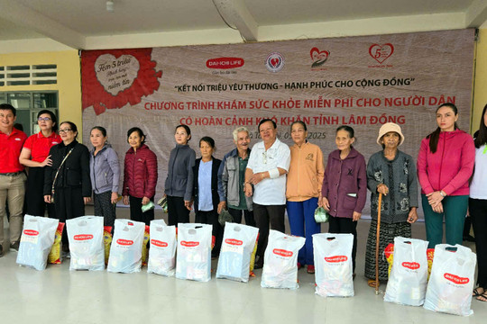 Hơn 1 tỷ đồng khám bệnh, tặng quà, dạy nghề, trợ vốn