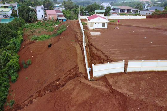 Hiện trường sụt lún thao trường huấn luyện tại Lâm Đồng