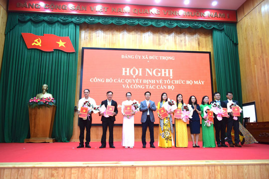 Xã Đức Trọng công bố các quyết định về công tác cán bộ
