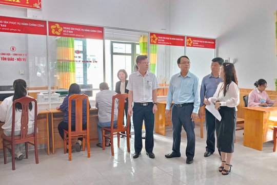 Phó Bí thư Tỉnh ủy Đặng Hồng Sỹ kiểm tra hoạt động bộ máy chính quyền tại xã D'ran