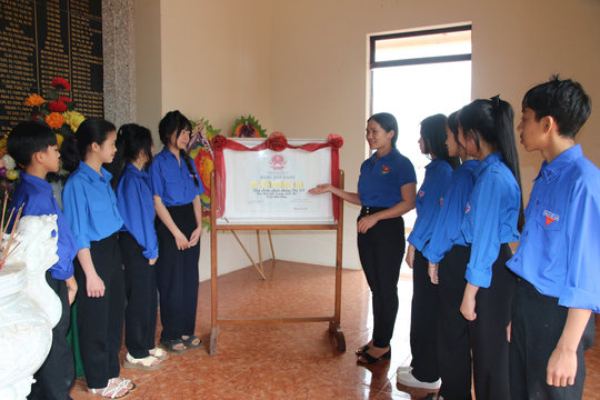 Thắp lửa truyền thống từ những “địa chỉ đỏ”