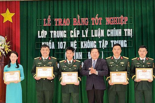 Bế mạc lớp trung cấp lý luận chính trị khóa 107 hệ không tập trung